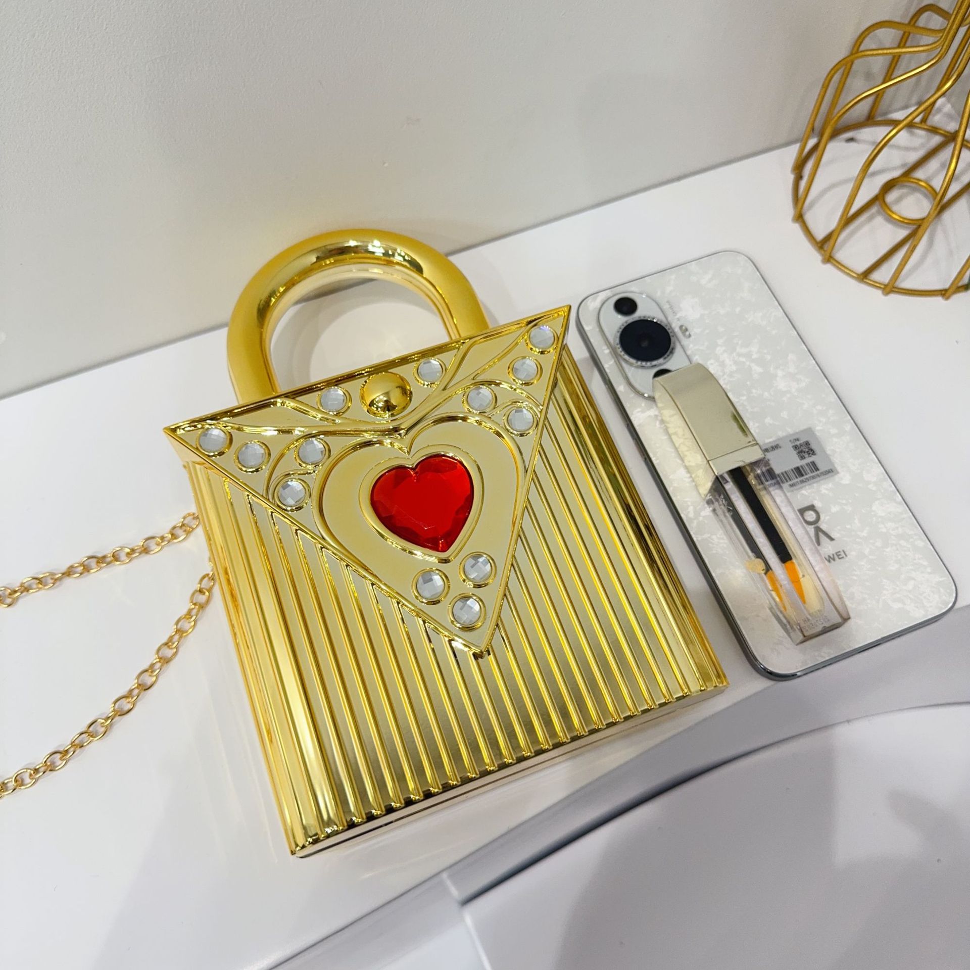 2025 New diamond-encrusted heart-shaped crossbody women's bag, mini acrylic bag, evening style, single-shoulder hand-carry makeup bag Item Picture