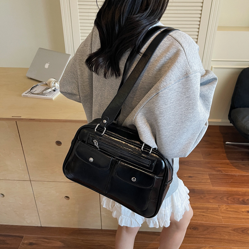Large-capacity hand-held small square bag, popular bowling bag, 2025 new trend underarm bag, Korean style fashionable single-shoulder bag Application Scenario