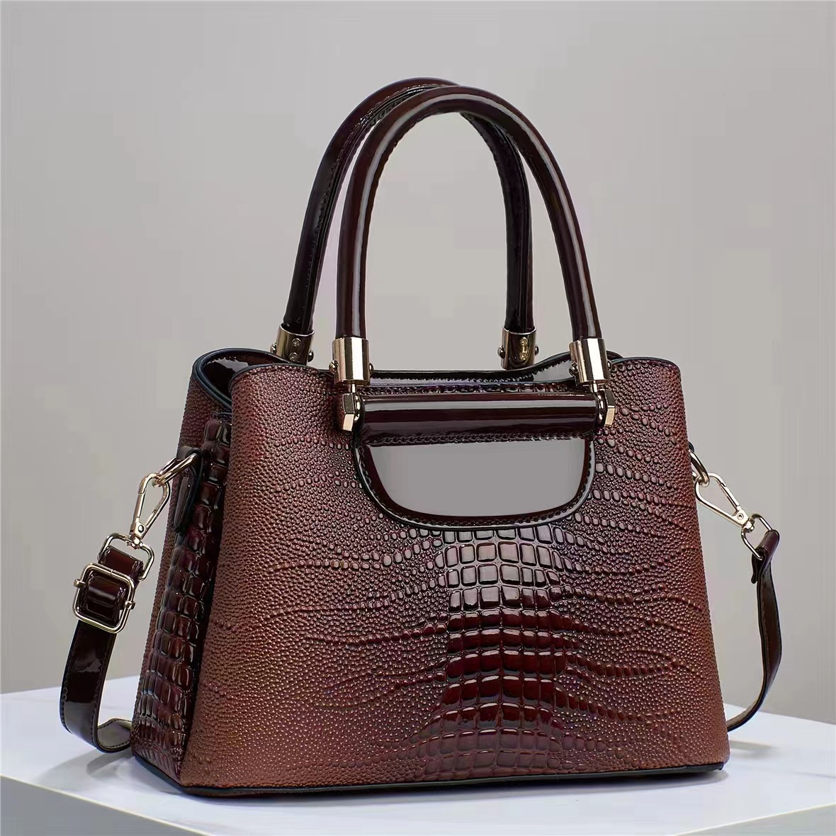 European and American style simple large-capacity crossbody bag for women, high-end and fashionable crocodile pattern handbag, stylish and casual single-shoulder bag Application Scenario