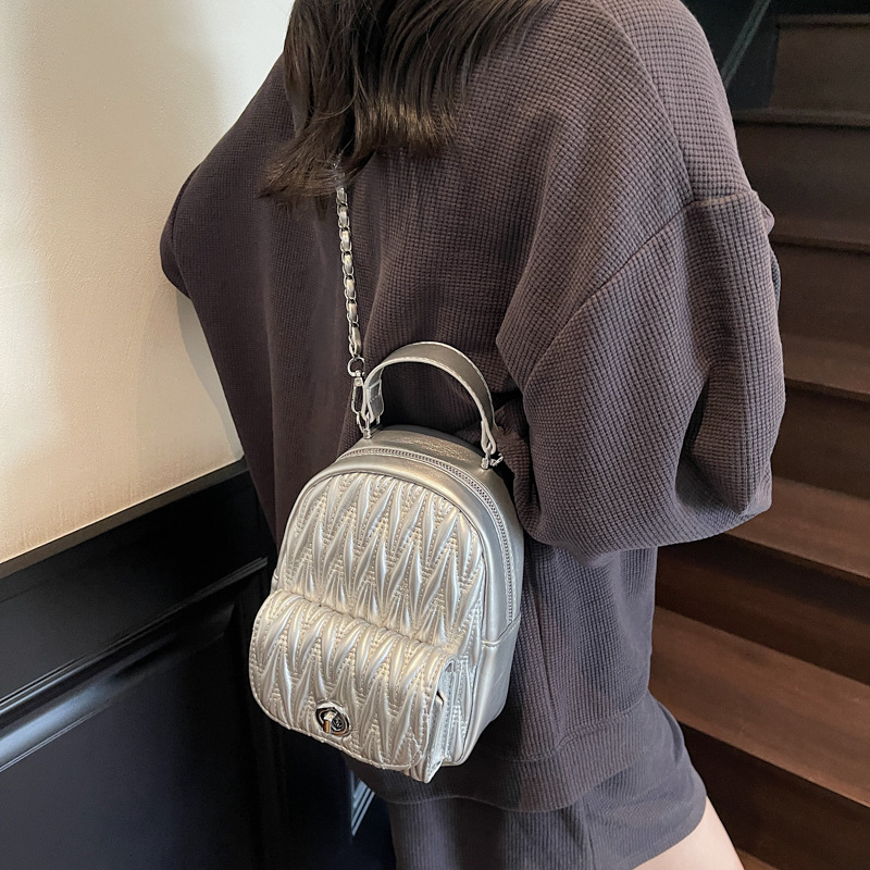 Summer light luxury and niche diamond-shaped chain crossbody bag, women's light commuting backpack 2025 new model chain small backpack Specification drawing