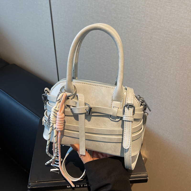 This is a fashionable and niche design handbag for women in 2025. It is a simple, stylish, individual and high-end commuter crossbody bag full figure
