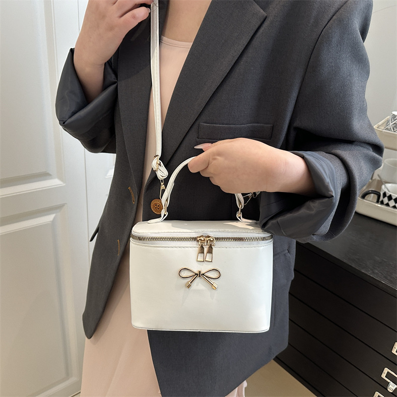 The 2025 summer new French box bag, a unique and stylish women's crossbody bag, is a versatile and personalized hand-held crossbody bag details Picture