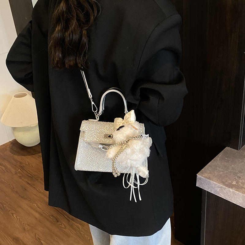 Cross-border fashion and high-end style Kelly handbag for women 2025 new style, versatile and stylish solid color casual single-shoulder crossbody bag Application Scenario