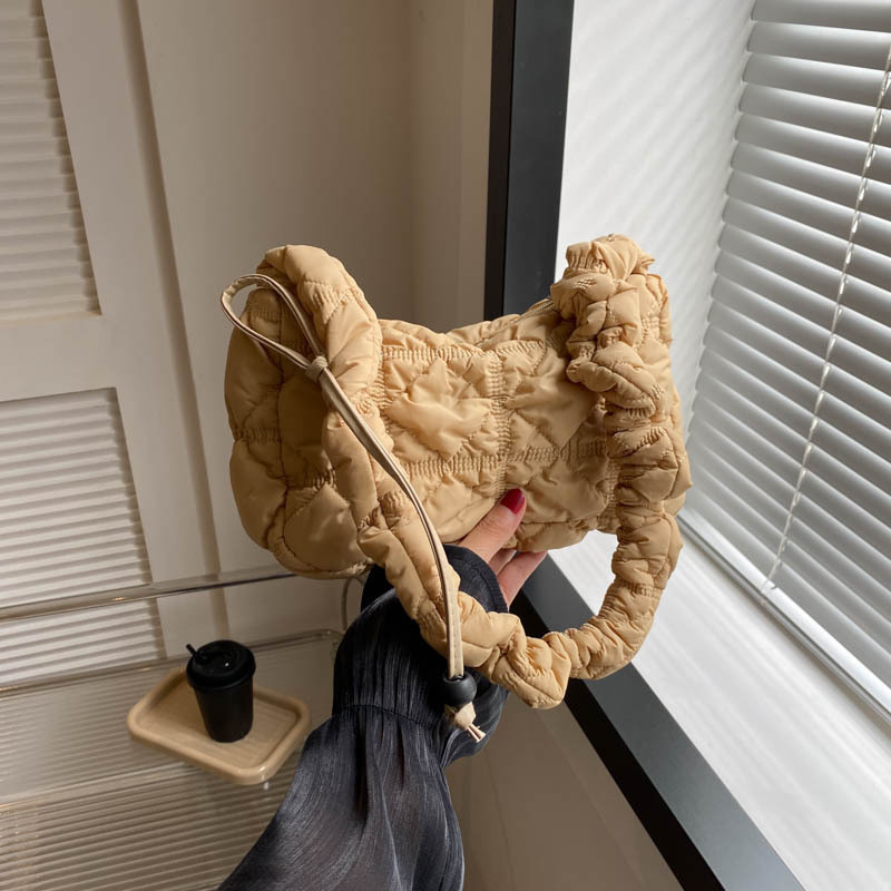 The 2024 new Korean style women's bag is a niche casual cloud-shaped pleated underarm bag, a casual dumpling bag, and a single-shoulder crossbody bag for women full figure