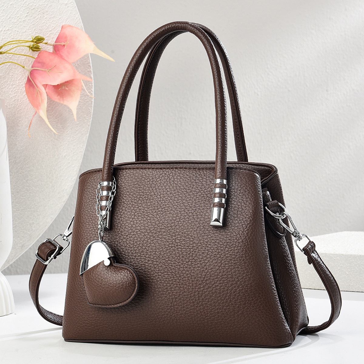 High-end heart-shaped decoration 2025 new stylish, simple and large-capacity handbag, versatile single-shoulder crossbody bag details Picture