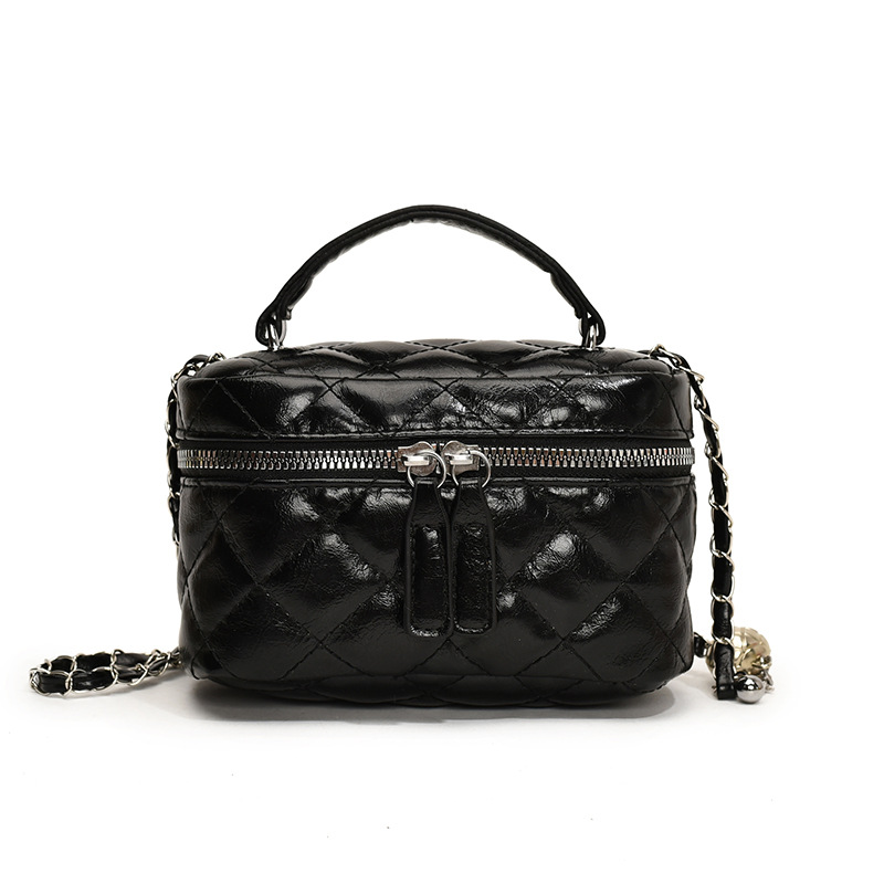 A high-end mini diamond-shaped chain bag for women's 2024 autumn and winter, a fashionable and high-quality niche single-shoulder crossbody bag Item Picture