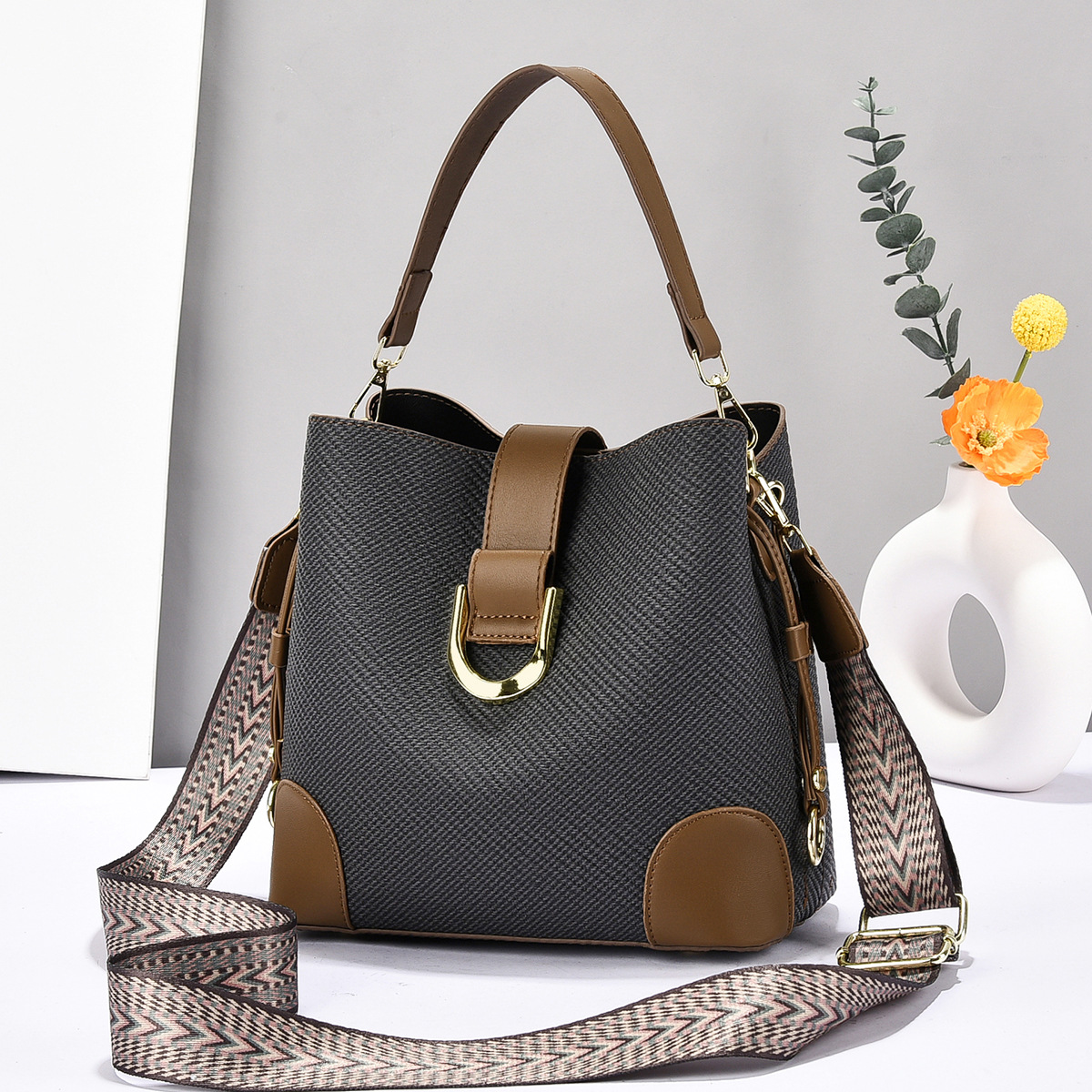 New large-capacity handbag, trendy and fashionable women's bag, middle-aged mother's bag, high-end and elegant, crossbody bucket bag, 2025 full figure