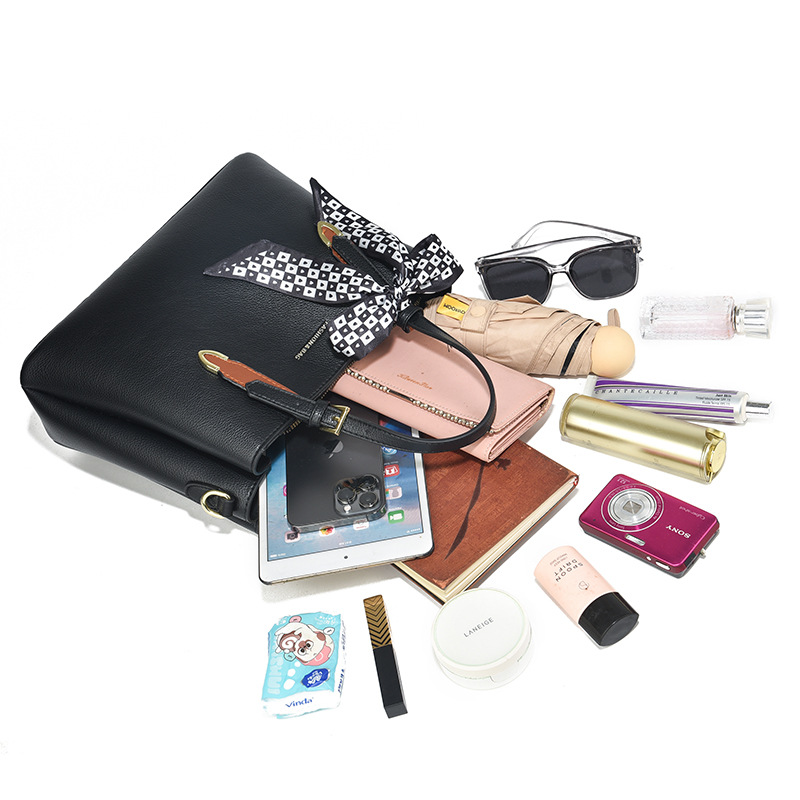 High-end fashion solid-color women's bag, new women's crossbody bag, large-capacity single-shoulder handbag, versatile bag for middle-aged mothers Application Scenario