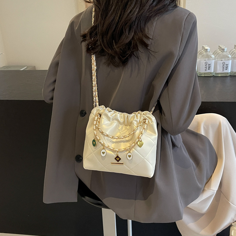 A niche and simple Instagram-style Chanel bag for women, a new 2024 stylish diamond-shaped bucket bag, a versatile single-shoulder crossbody bag Application Scenario