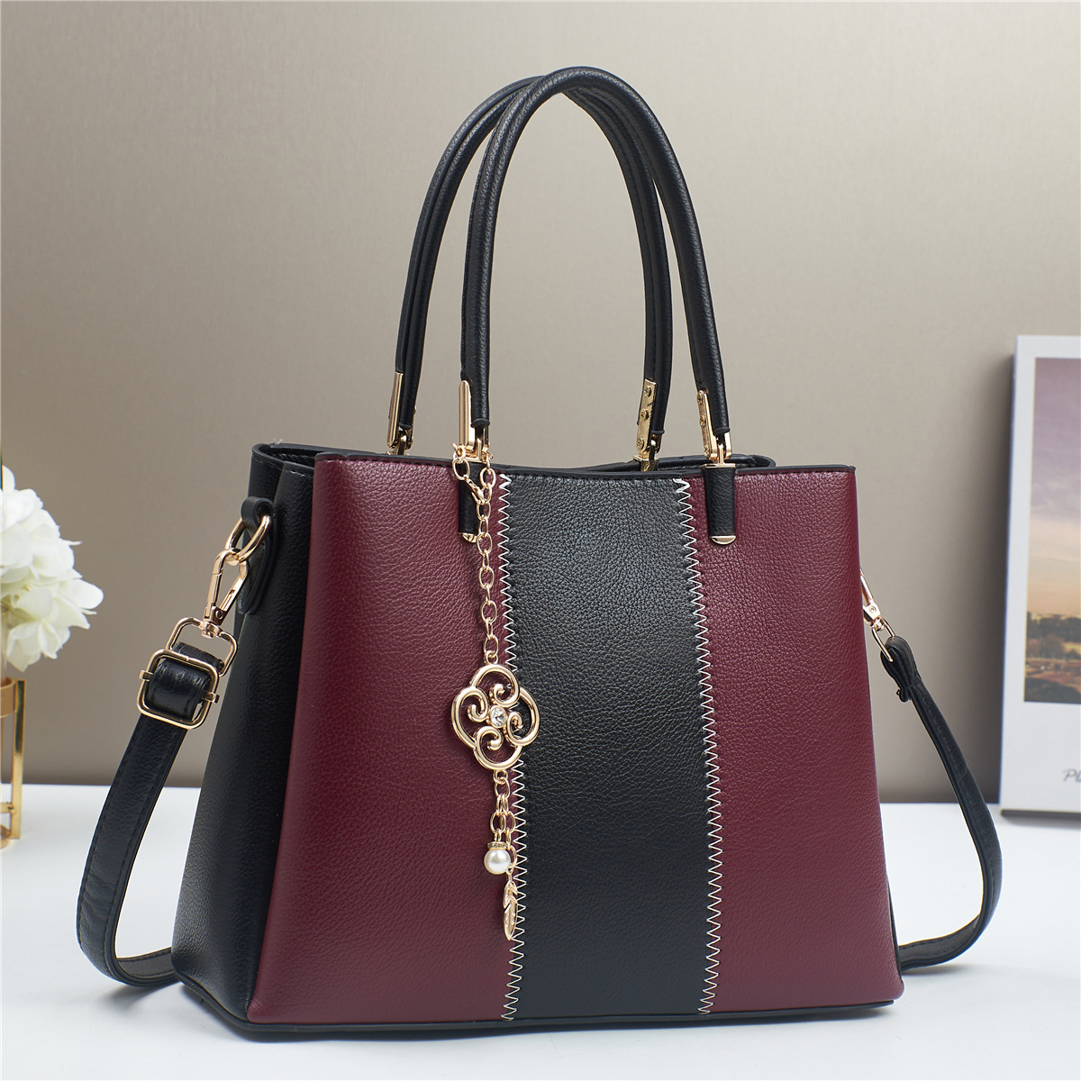 New Spring/Summer 2024 crossbody bag for women, large-capacity handbag, middle-aged mom bag, color-blocking commuter women's bag Specification drawing