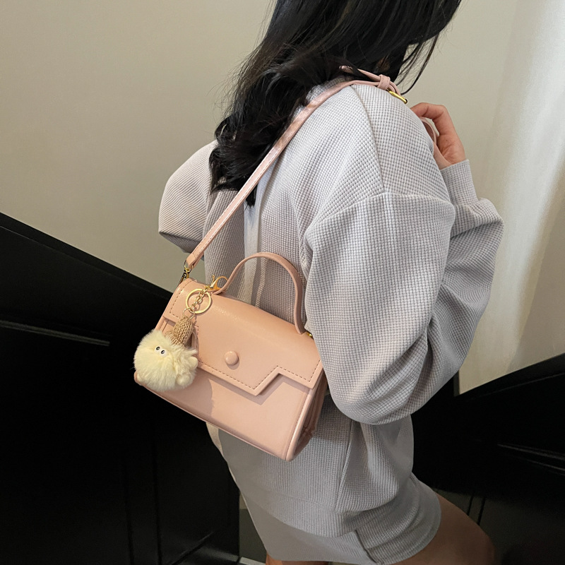 This is a new, stylish, niche and versatile single-shoulder underarm bag for women in 2025. It's a trendy crossbody small square bag Application Scenario