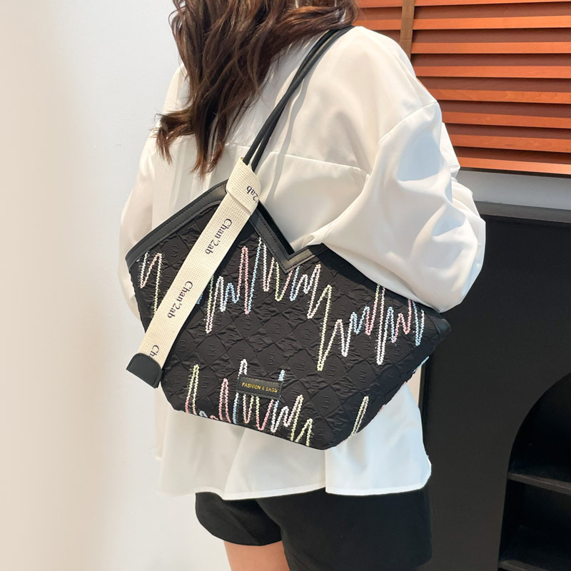 Fresh large-capacity Tote bag 2025 New style women's bag, summer casual and stylish single-shoulder college student commuting bag details Picture
