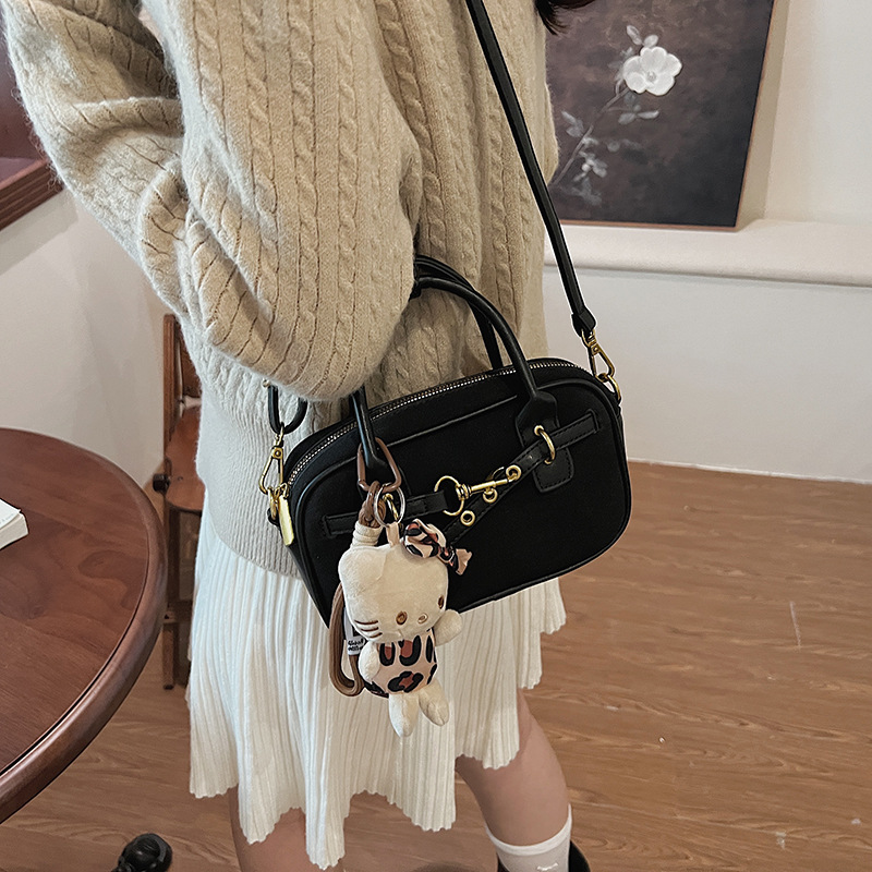 A high-end, simple and retro handbag for women, a new 2024 trendy and fashionable casual single-shoulder bowling bag for commuting Application Scenario