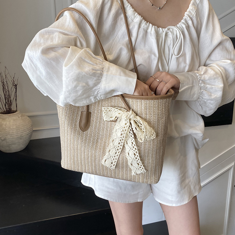 Trendy and fashionable large-capacity straw woven tote bag for women 2025 new style, casual seaside and beach vacation single-shoulder armpit bag Application Scenario