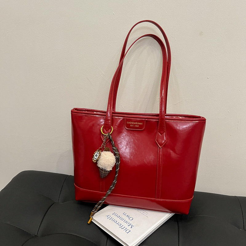 A new retro, fashionable and casual large-capacity underarm bag for women's commuting to work in 2024, a high-end single-shoulder bag Application Scenario