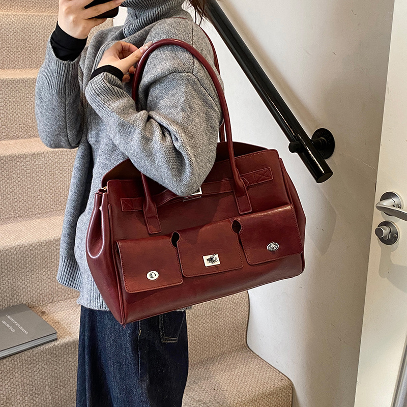 The new 2024 European and American motorcycle style large-capacity tote bag is fashionable, versatile and suitable for commuting. It is a single-shoulder, hand-carry and underarm large bag Specification drawing