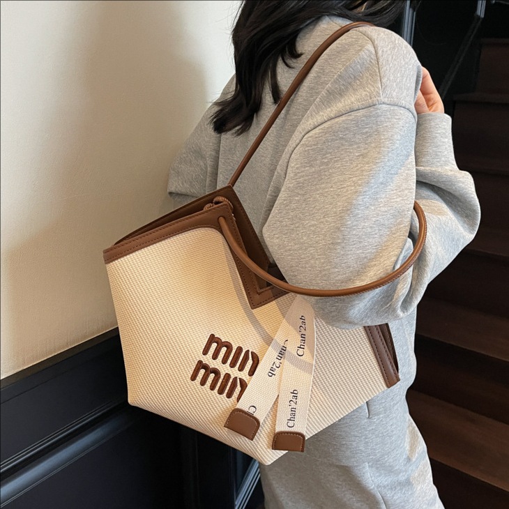 The new large-capacity tote bag for women in 2025 is fashionable and versatile. It features a contrasting color underarm bag for casual use, classes and commuting. It's a trendy single-shoulder bag full figure