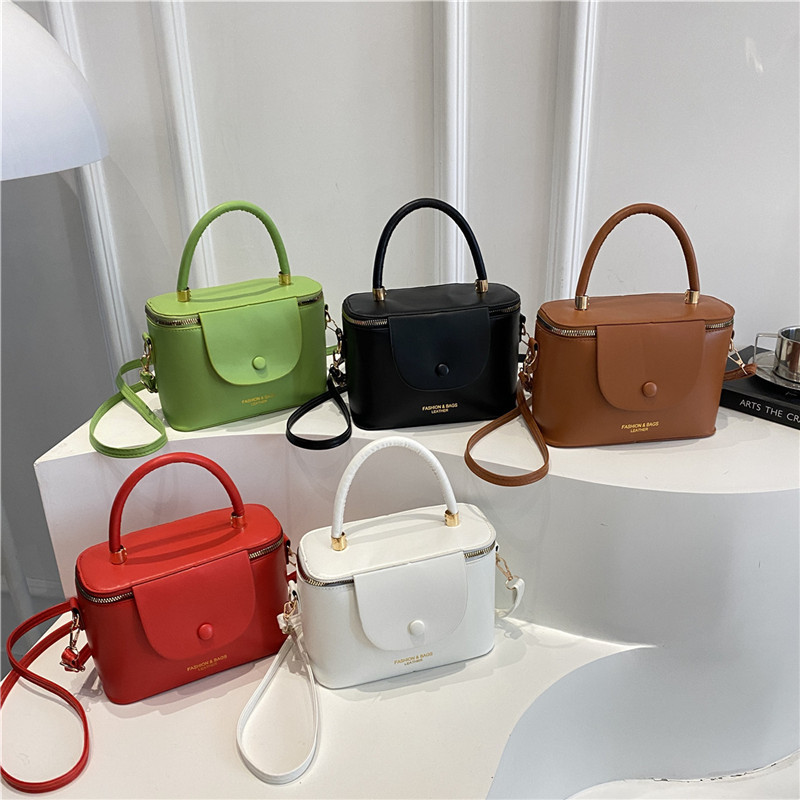 A trendy Korean-style high-end hand-held box women's bag 2025, a new cross-border fashion and versatile single-shoulder crossbody small square bag Application Scenario
