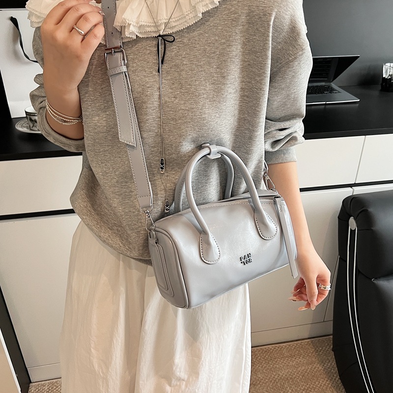 A niche fashion handbag for women, a 2025 new summer simple pillow bag, a versatile Boston crossbody bag Specification drawing
