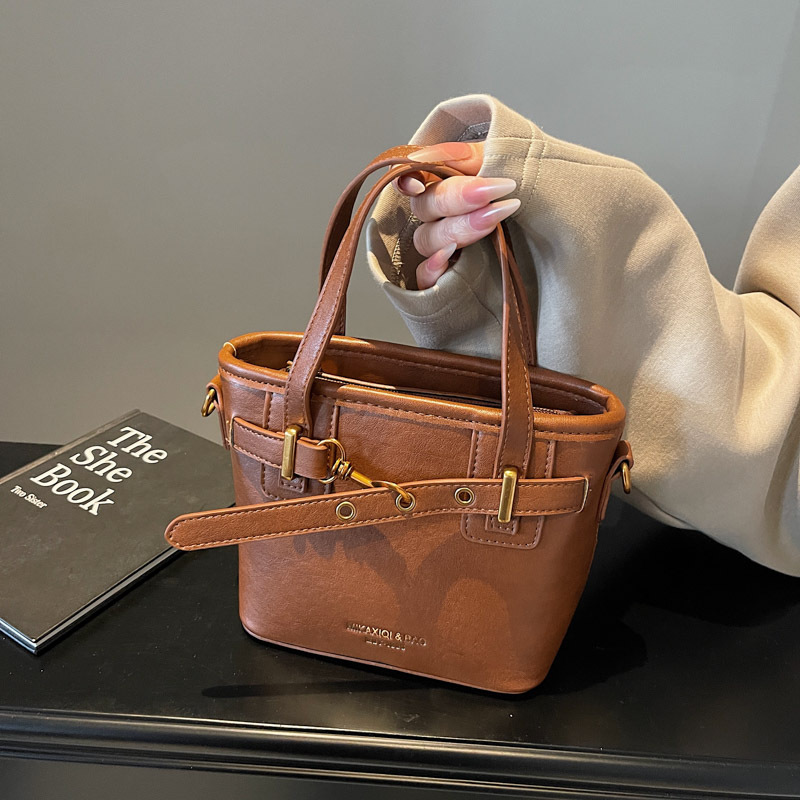 Retro and simple small handbag for women, 2024 new style hand-held bucket bag, high-end texture, casual and versatile, commuting crossbody bag full figure