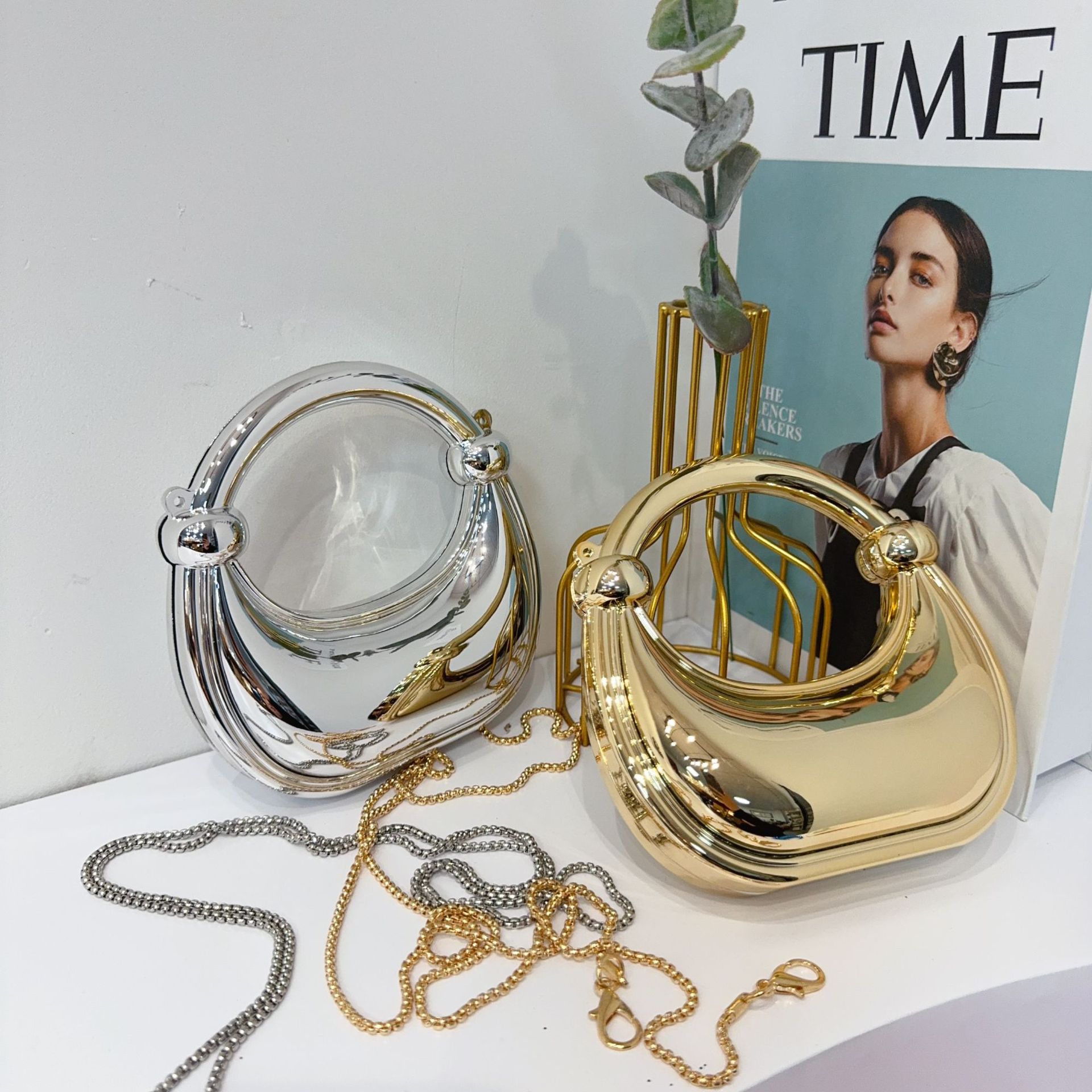2025 New cross-border fashion mini bag, crescent moon acrylic bag, double knot bag, lipstick, loose change, children's crossbody bag Application Scenario