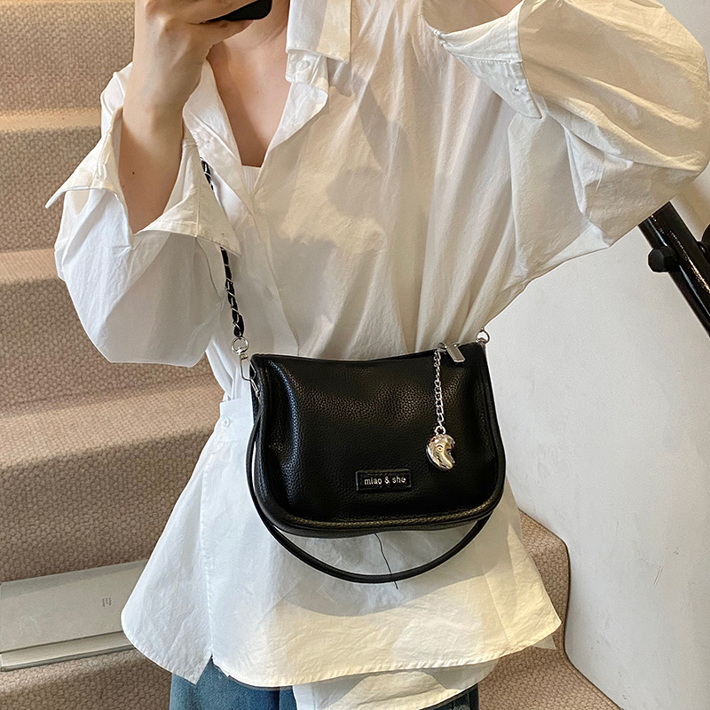 The 2025 new lychee pattern chain versatile underarm bag is a fashionable and niche design for women. It features a soft leather feel and is a single-shoulder crossbody bag Specification drawing