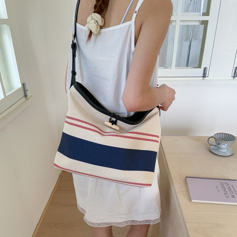 The new high-end canvas bag, striped bucket bag, large-capacity underarm bag, casual crossbody bag and patchwork single-shoulder bag are trendy Specification drawing