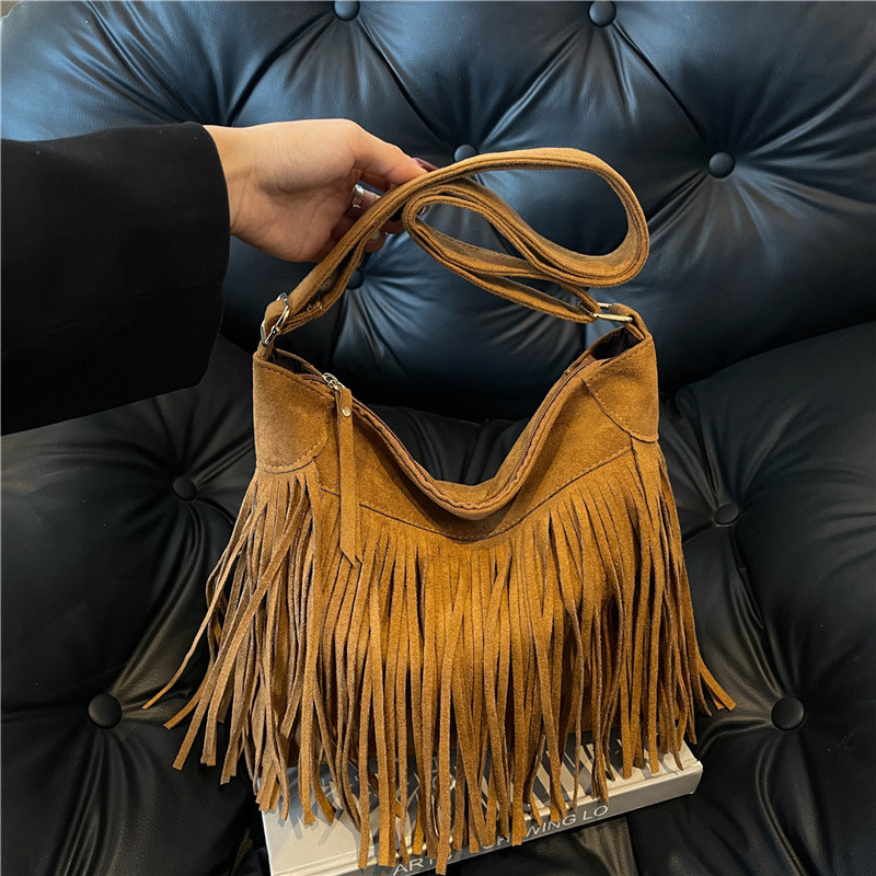 The new winter women's bag with a matte texture and fringed underarm bag is stylish and trendy. It's a cross-border single-shoulder bag and crossbody bag full figure
