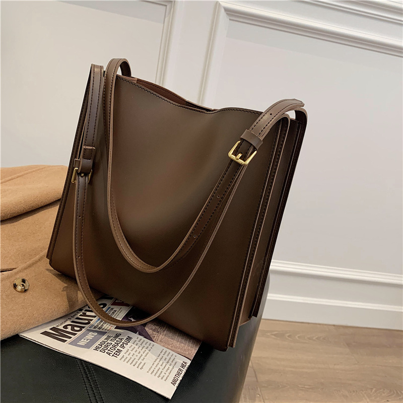 A new 2024 high-end, versatile and retro single-shoulder tote bag for women with a large capacity full figure