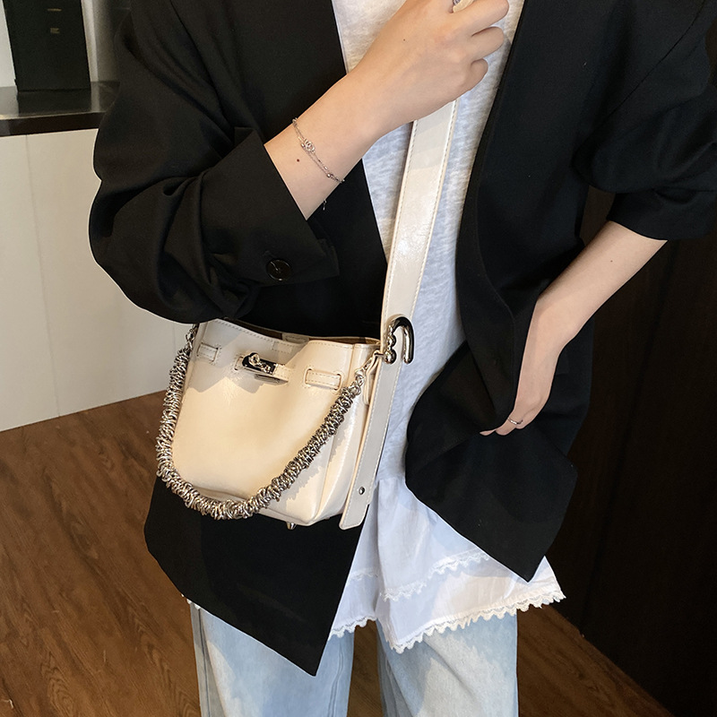 The 2025 new fashion and trendy chain hand-held bucket bag is a high-end, light luxury, ins retro single-shoulder crossbody bag for women Specification drawing