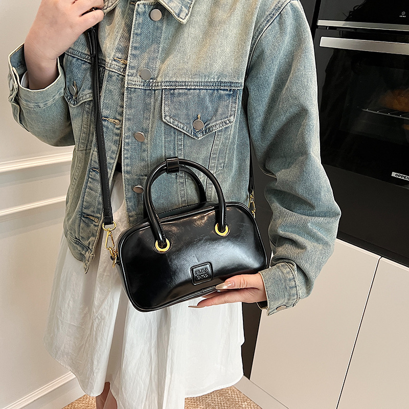 Korean-style chic retro oil wax texture underarm bag, large-capacity single-shoulder bag, handbag, Boston pillow bag, women's bag Application Scenario