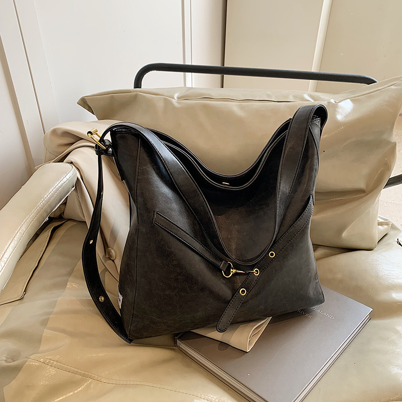 The 2024 new style of the fashionable tote bag for women is simple, casual, and has a large capacity. It is a high-end, trendy and versatile underarm bag details Picture