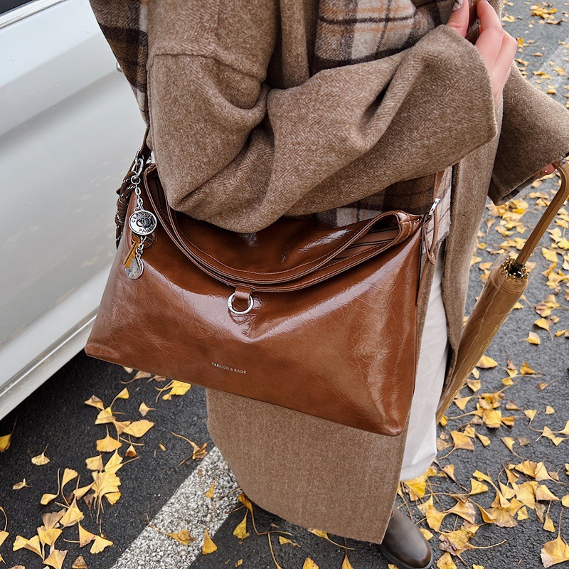 Retro large bag for women, 2024 new style, trendy high-end single-shoulder bag, large-capacity tote bag, commuter crossbody bag full figure