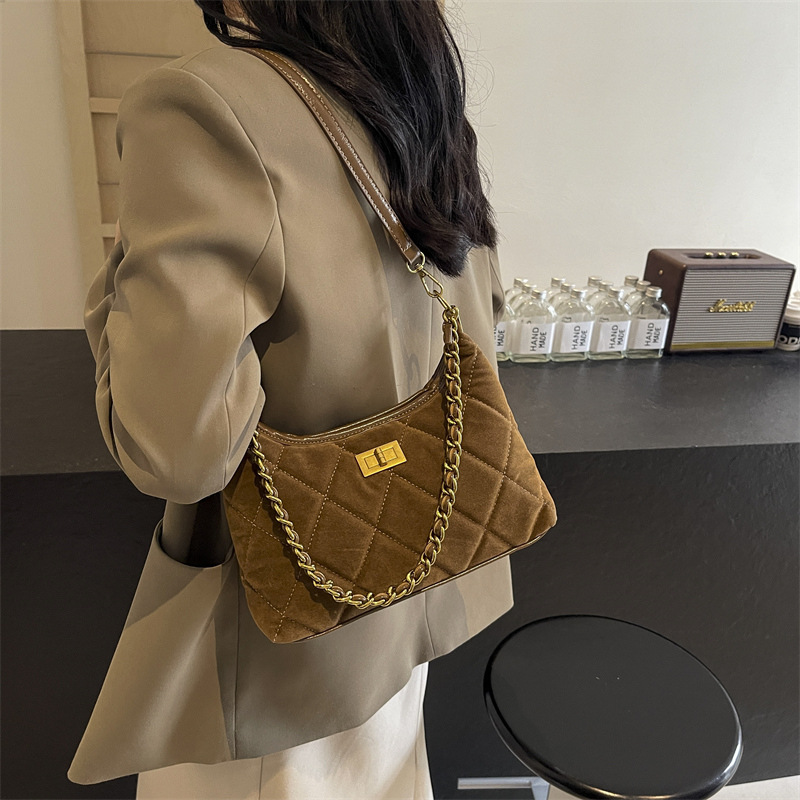 Fashionable small bag, stylish diamond-shaped bag, single-shoulder bag, 2024 new trendy INS casual bag, chain women's bag Application Scenario