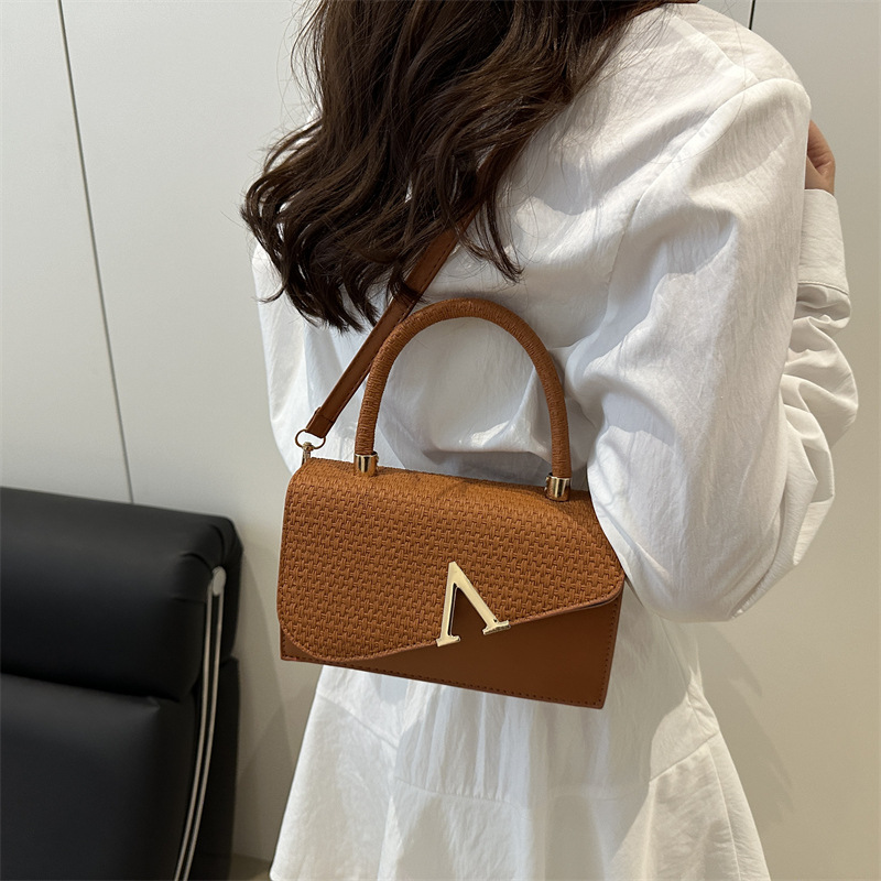 2025 New shiny V-shaped clutch bag, ladies' evening bag, fashionable party evening bag, chain shoulder bag, cross-border details Picture