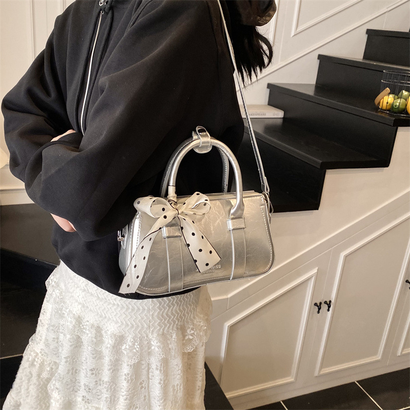 The 2025 new super popular hand-held small square bag for women, a retro casual commuting single-shoulder bag in solid color, simple and versatile crossbody bag details Picture