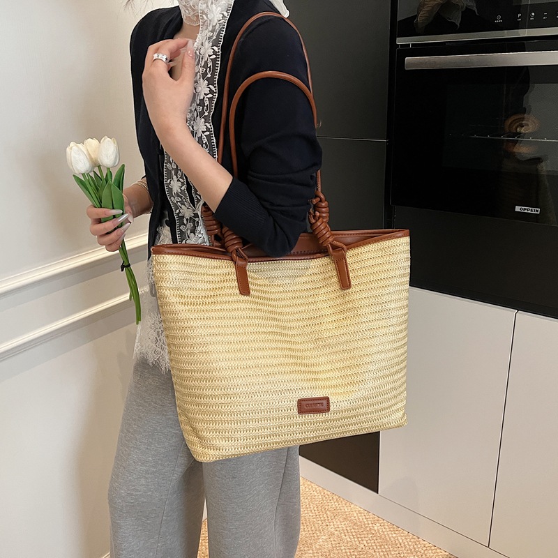 Trendy and fashionable single-shoulder bag for women, 2025 new style seaside and beach vacation, large-capacity straw woven bag, hollowed-out woven tote bag Application Scenario