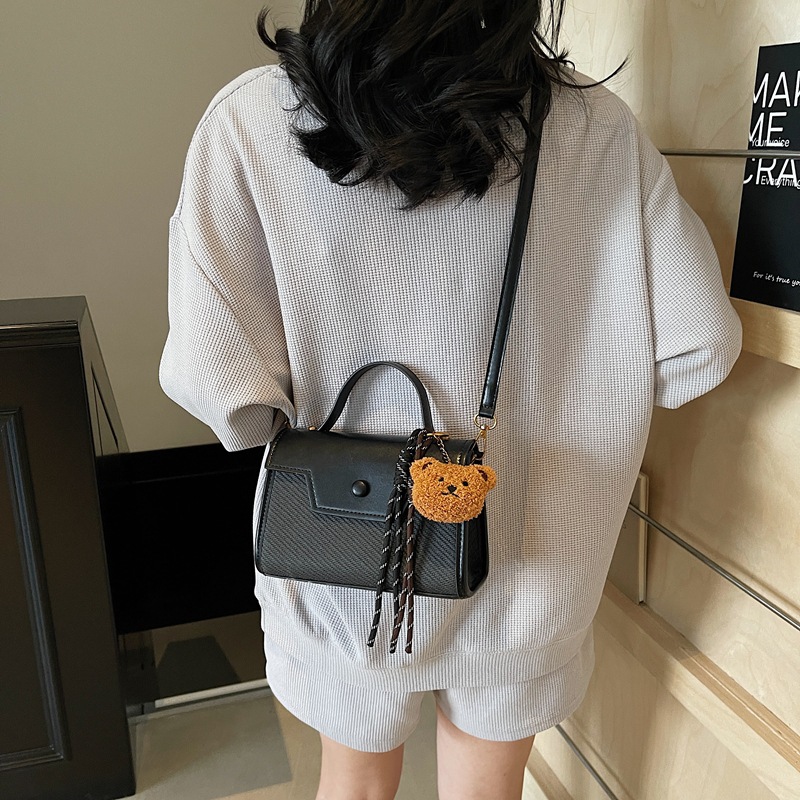 A high-end, stylish hand-held small square bag for women 2025, a new casual commuting single-shoulder bag, versatile and popular crossbody bag Application Scenario