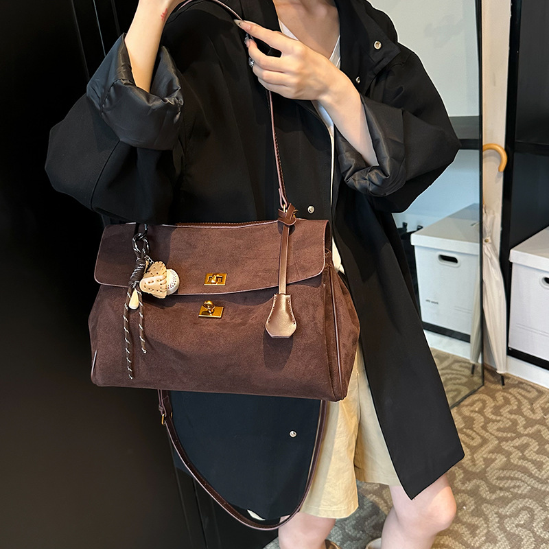 Large-capacity commuter tote bag for women, 2025 new style, laid-back underarm bag, high-end and fashionable single-shoulder crossbody bag details Picture
