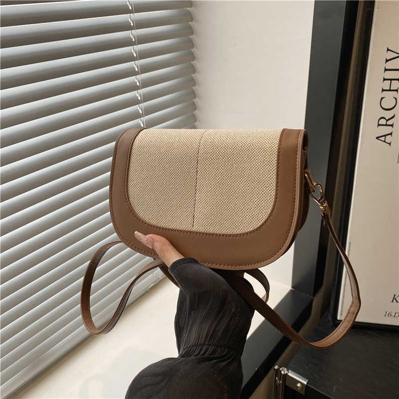 The patchwork canvas flap saddle bag is a Korean-style Instagram casual, versatile, and fashionable single-shoulder bag for commuting full figure