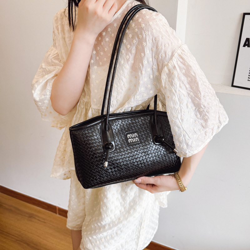 Korean version woven commuting large capacity underarm bag for women 2025 new summer fashion casual simple solid color single-shoulder bag Application Scenario