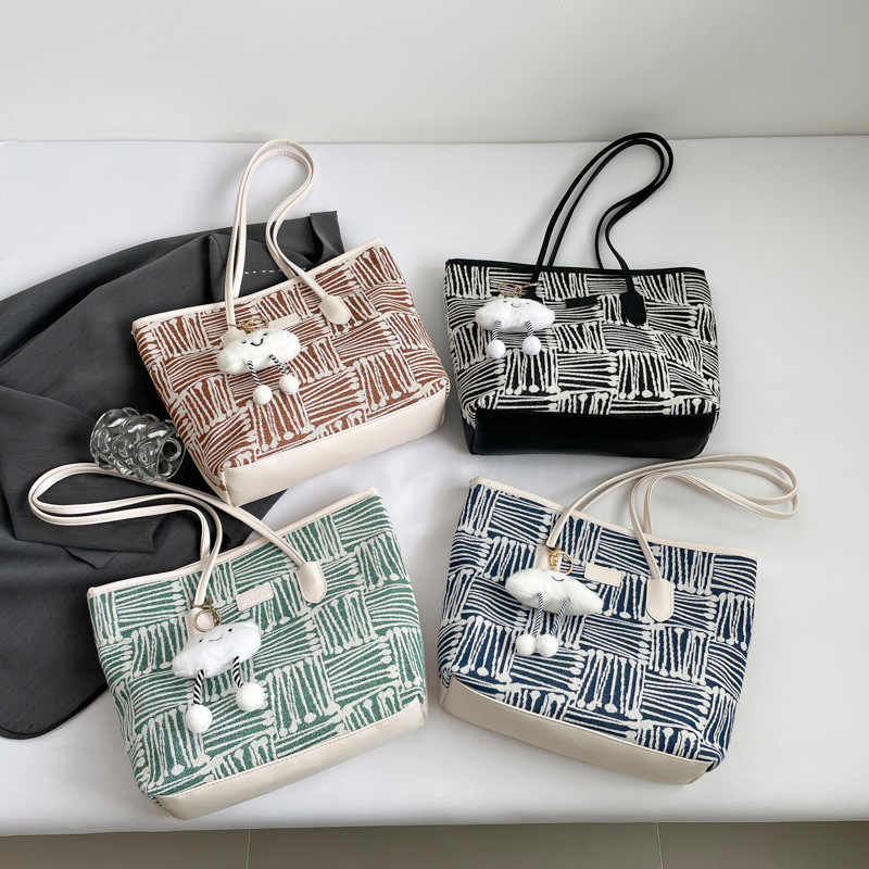 Cross-border Korean-style fashionable striped tote bag 2024 autumn/winter color-blocking simple and high-quality underarm bag commuting single-shoulder bag Application Scenario
