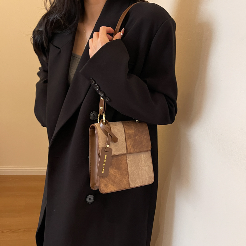 The 2023 new style of fashionable and stylish women's commuter handbag is a trendy and stylish single-shoulder crossbody bag Application Scenario