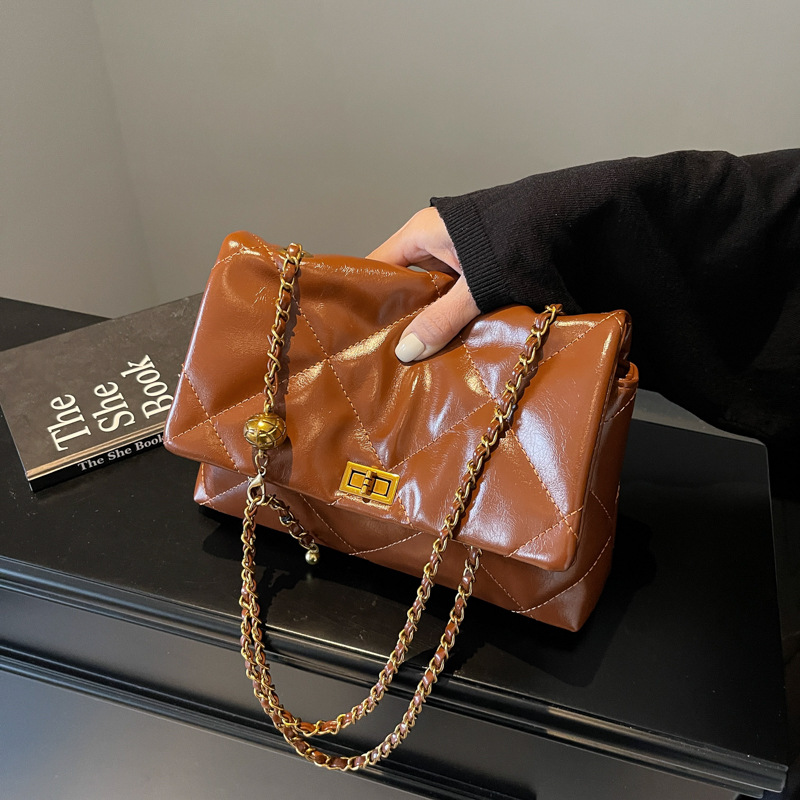 Diamond-shaped chain bag for women, a new style of 2025 casual and versatile single-shoulder crossbody bag, a high-end commuting bag for work full figure