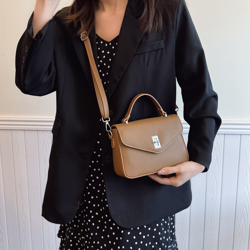 The 2025 new model of the niche light luxury messenger bag is a large-capacity, fashionable, retro and simple crossbody small square bag for women details Picture