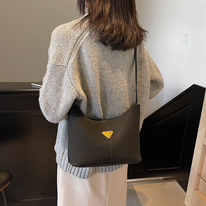 A simple and retro underarm bag for women, a new 2024 casual single-shoulder crossbody bag, a high-end tote bag for work and commuting Application Scenario