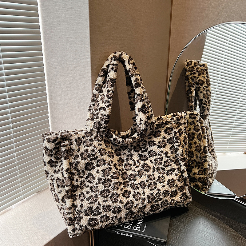 Fluffy women's 2024 new style trendy and versatile leopard print shoulder bag, large-capacity commuting underarm tote bag details Picture