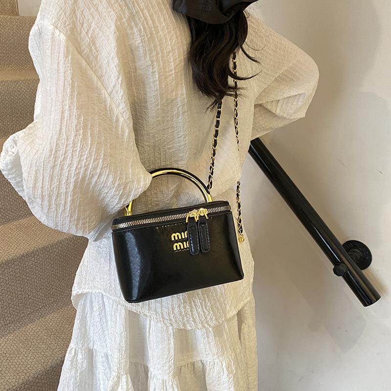 Oil wax leather hand-held box bag for women, 2025 new style, fashionable and versatile chain bag, bestseller, stylish single-shoulder crossbody bag Application Scenario