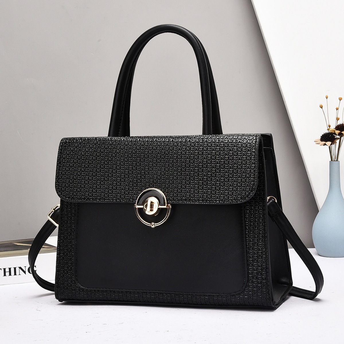 Textured lock buckle casual bag 2025 new style retro style commuting handbag, single-shoulder crossbody women's bag hand details Picture