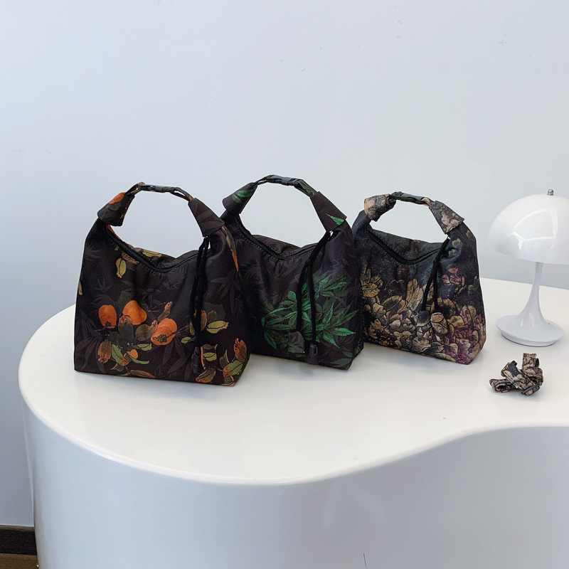 Fashionable bamboo leaf underarm bag, Chinese simple and casual crossbody bag, printed hand-held crossbody bag, fashionable and simple dumpling bag Application Scenario